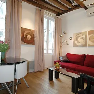 Holidaysinparis-bourg Tibourg Ii , Paris France